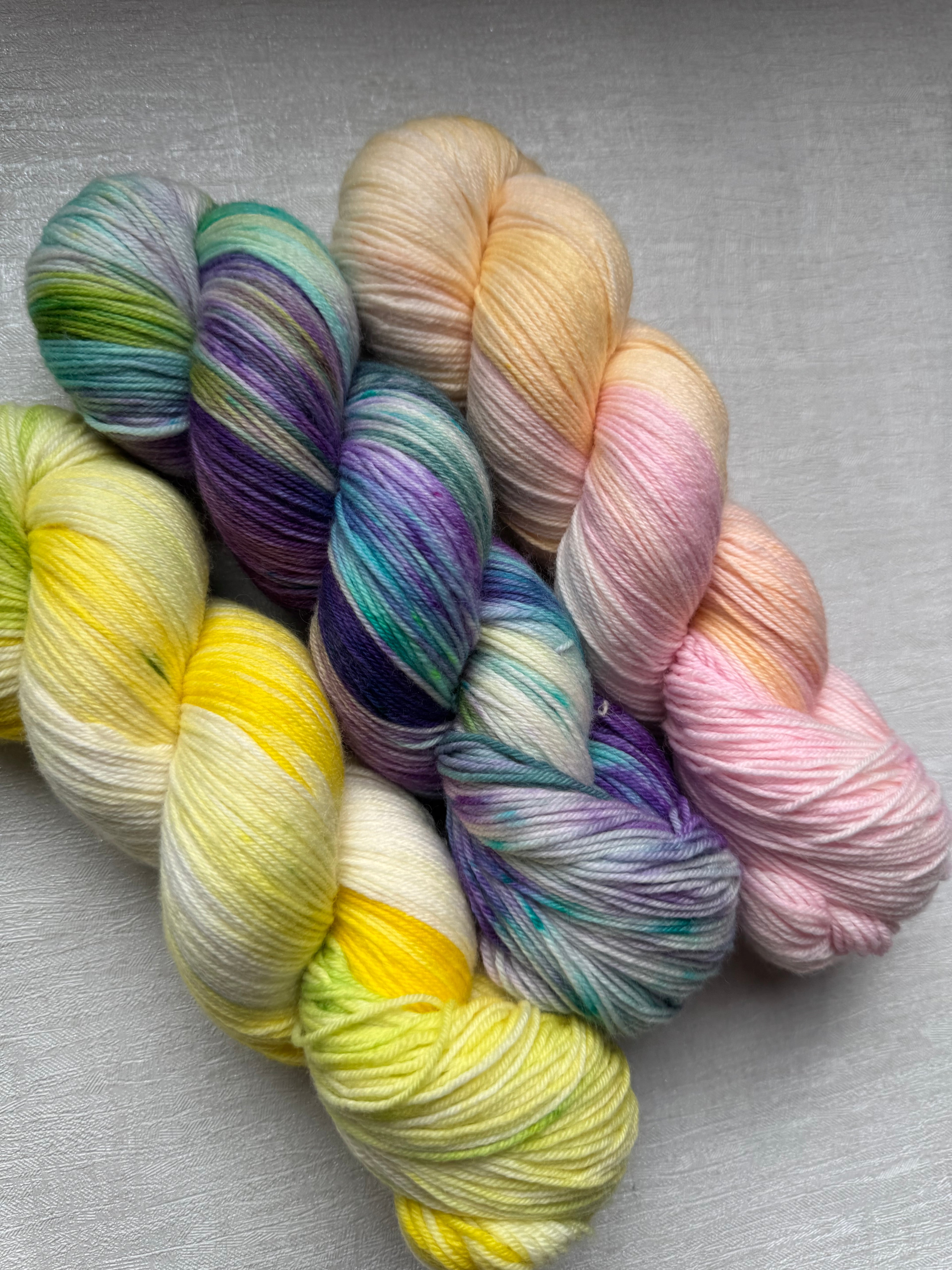 Set aus 3 Strängen handgefärbter 4-fach Sockenwolle